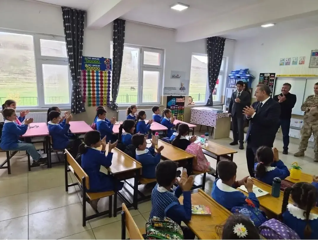 Kars Valisi Polat'tan bayrak sevgisiyle gündeme gelen kardeşlere ziyaret