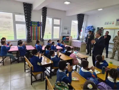 Kars Valisi Polat'tan bayrak sevgisiyle gündeme gelen kardeşlere ziyaret