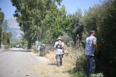 Konyaaltı Belediyesi ekipleri, ilçe genelinde uyguladığı budama çalışmalarıyla yangın riskinin önüne geçiyor.